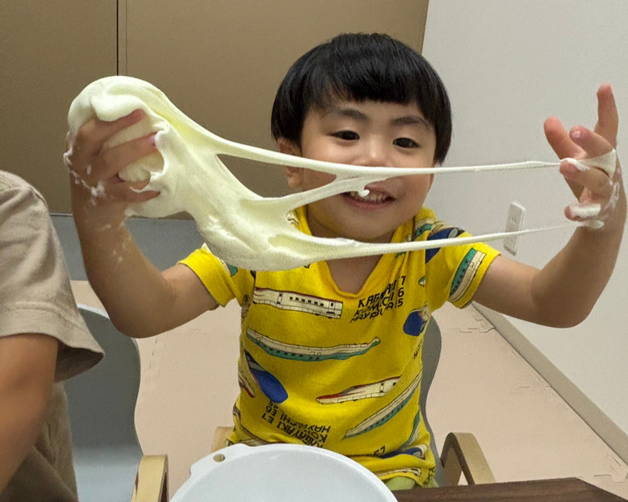 小麦粘土の感触を確かめる様子