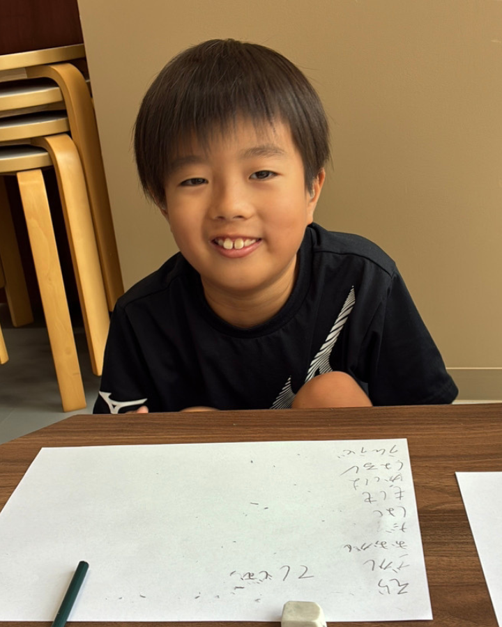 正解を紙に書き出す様子