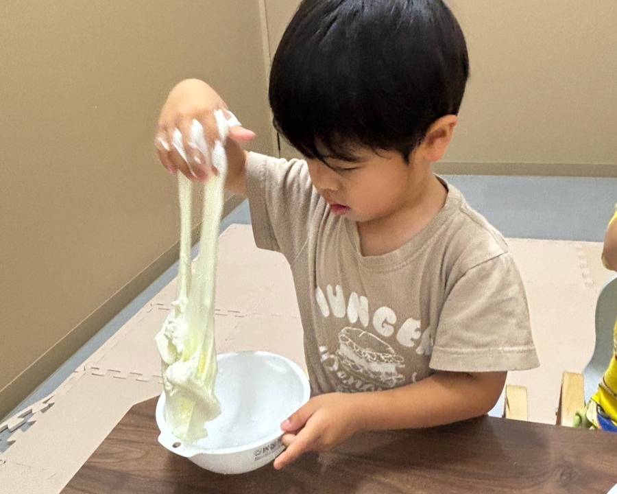 粘土が伸びて笑顔を見せる様子