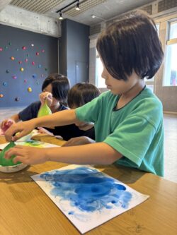 水風船を丁寧に扱いスタンプ遊びを楽しむ児童