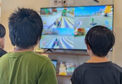 デシベル計を気にしながら画面を見つつ、児童同士でゲームを行う様子