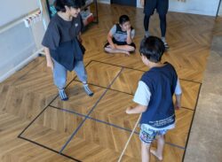 宜野湾市の放課後等デイサービス SOU NEXT ジュニア志真志にて、じゃんけんマスターなどの集団レクリエーションに笑顔で参加し、お友達を元気に応援している子どもたちの活動風景