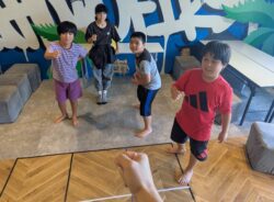 宜野湾市の放課後等デイサービス SOU NEXT ジュニア志真志にて、じゃんけんマスターなどの集団レクリエーションに笑顔で参加し、緊張しながらも挑戦している子どもたちの活動風景
