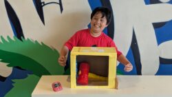 宜野湾市の放課後等デイサービス SOU NEXT ジュニア志真志にて、じゃんけんマスターなどの集団レクリエーションに笑顔で参加し、お友達を元気に応援している子どもたちの活動風景