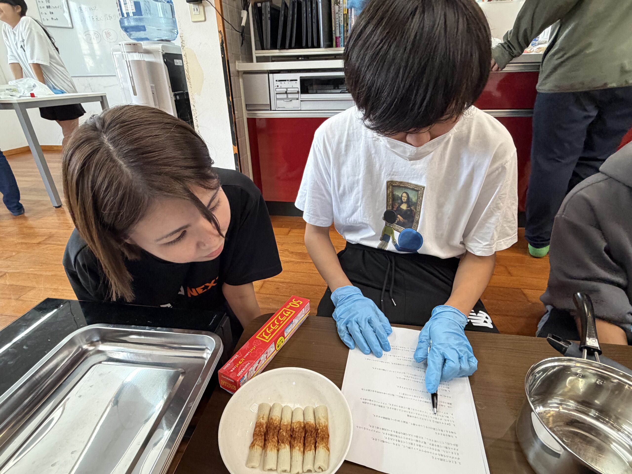 スタッフがレシピを一緒に確認する様子