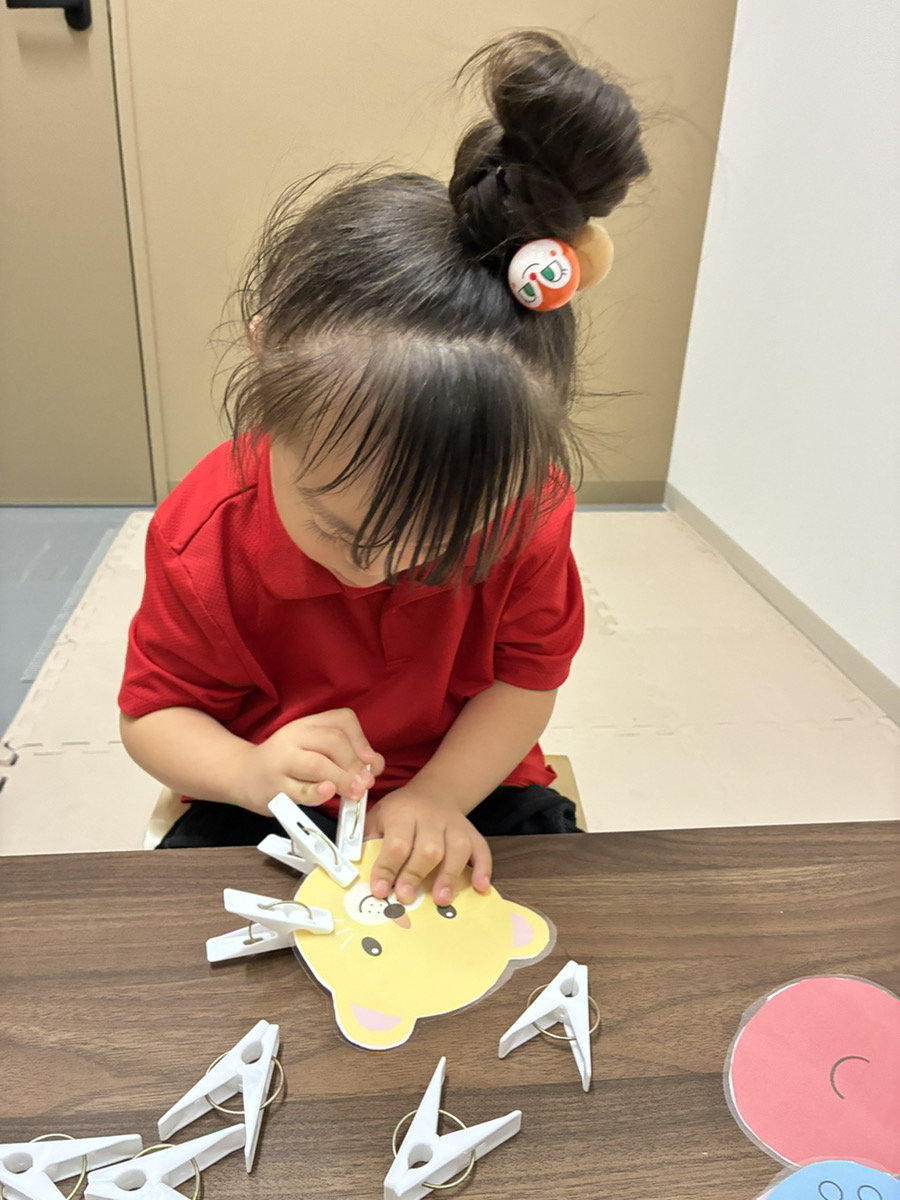 頭の上の洗濯ばさみを手探りで探す様子