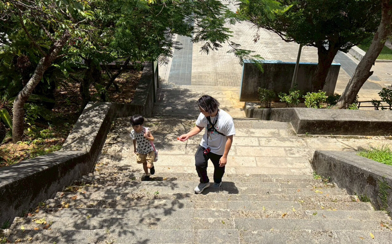 長い階段を上るスタッフとお子様