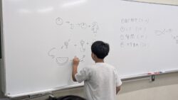 ボランティア学生と一緒に絵しりとりを行い、自然と笑顔がこぼれる児童の様子