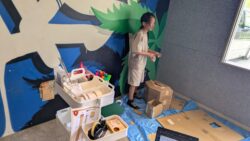 宜野湾市の放課後等デイサービス SOU NEXT ジュニア志真志の室内で、テーブルの角や周りの環境を観察しながら落ち着いて行動するお子様の様子