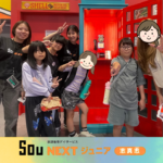 児童やスタッフ、保護者様が写真映えスポットの前でピースをする女子会の様子