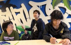 用紙を見ながら約束のチェックをしている児童の様子