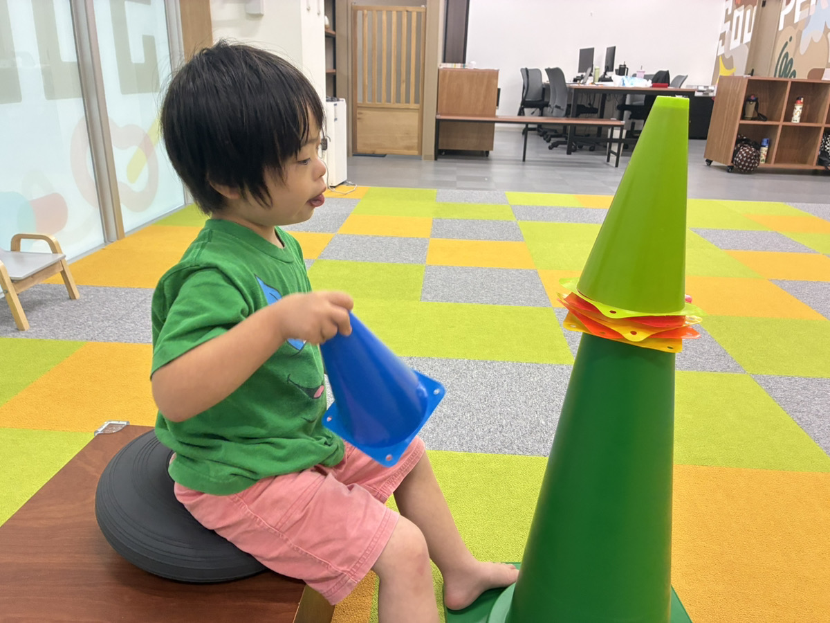 エアスタに座りバランスをとるお子さま