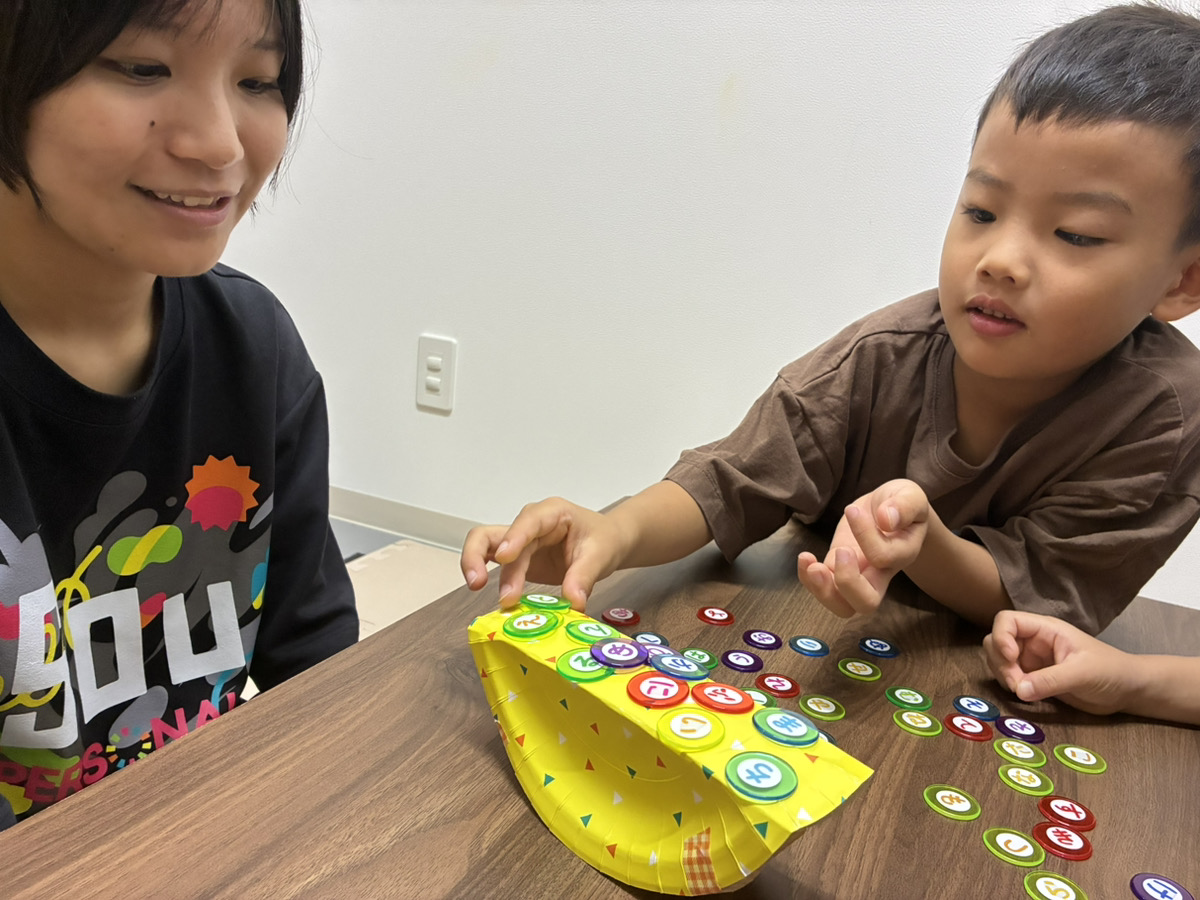 ぐらぐらの台にそーっとチップを乗せるお子さま