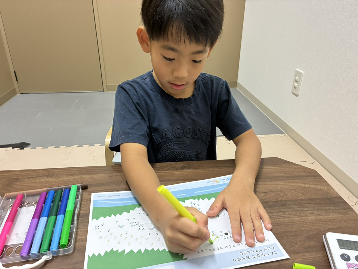 静かに机上課題に取り組む子供