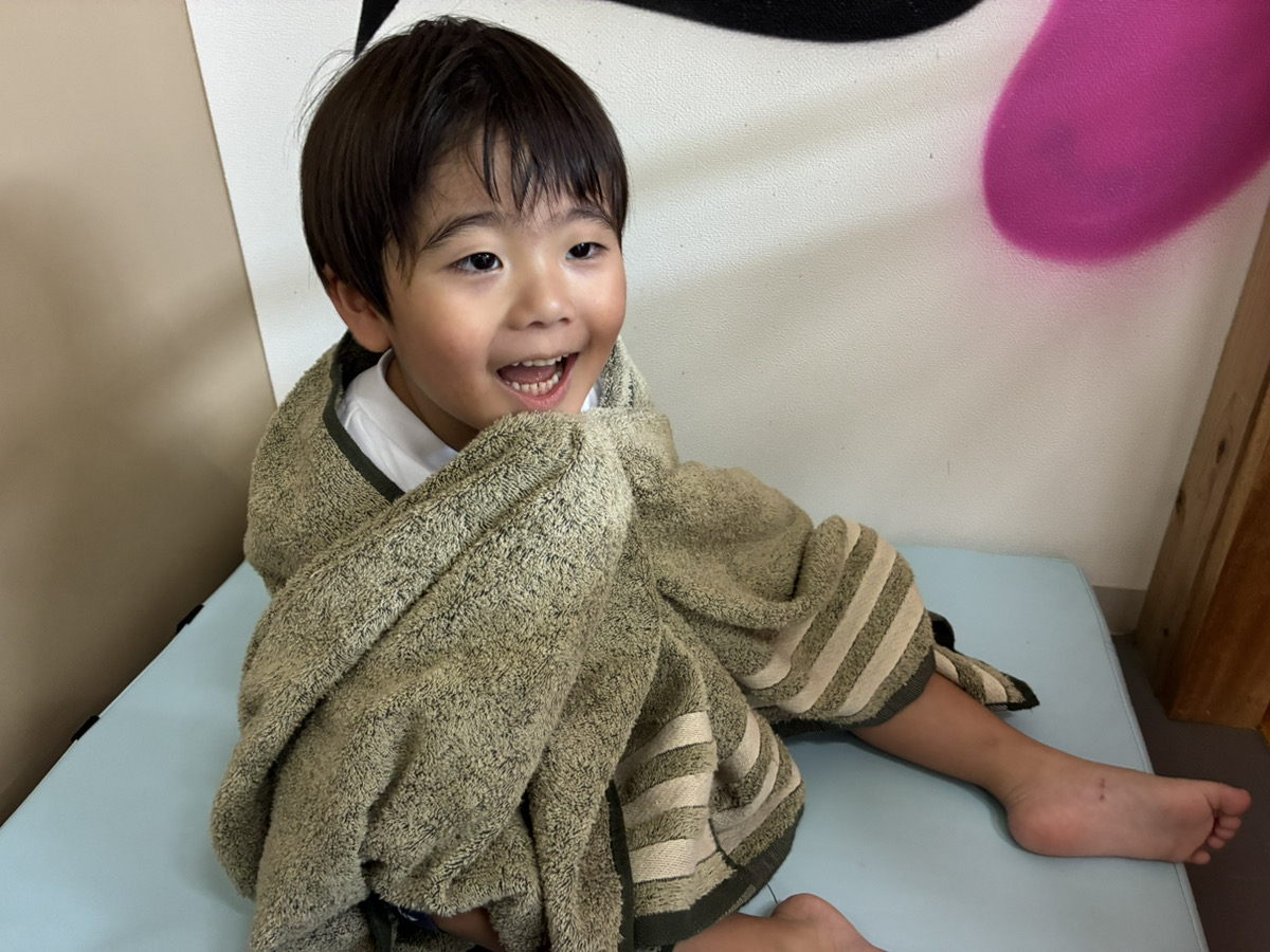 絵カードを見て安心している子供