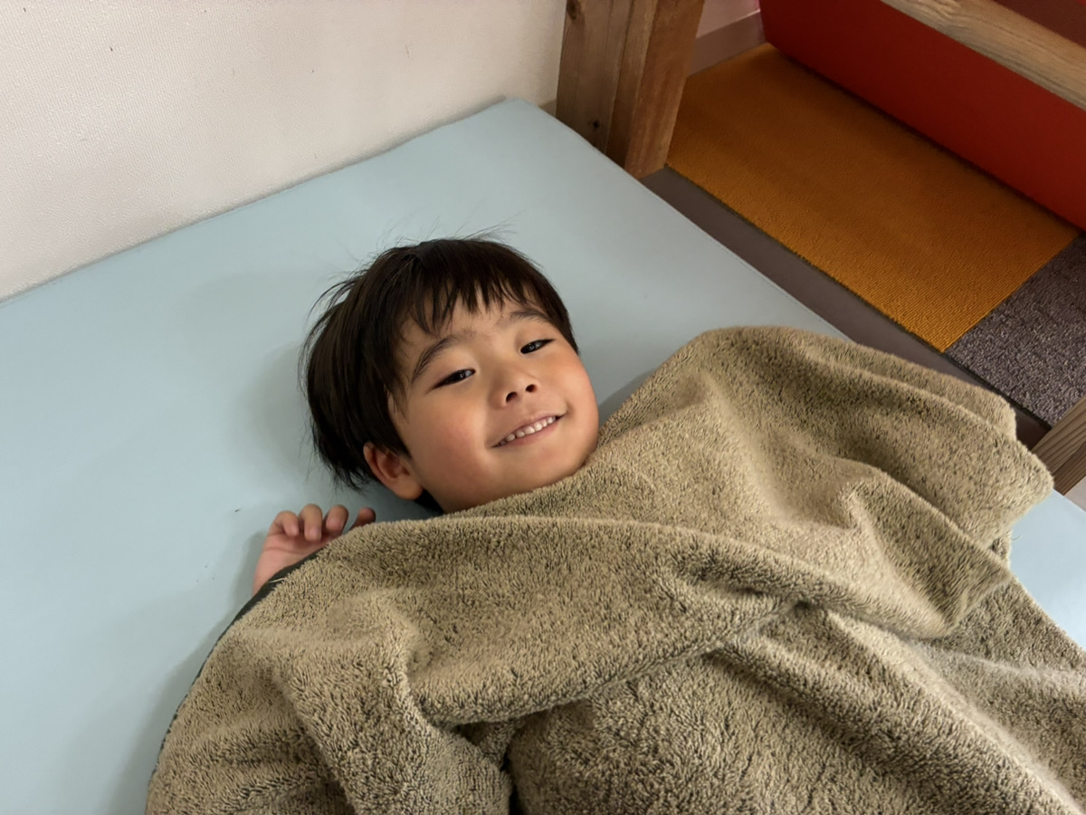 暗い部屋で眠れずに不安そうな子供