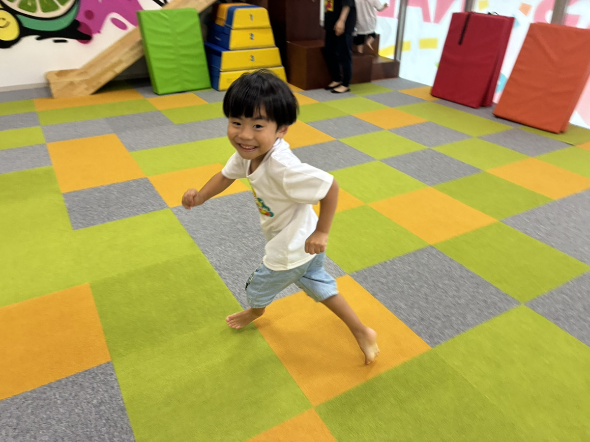 外で元気に走り回る子供