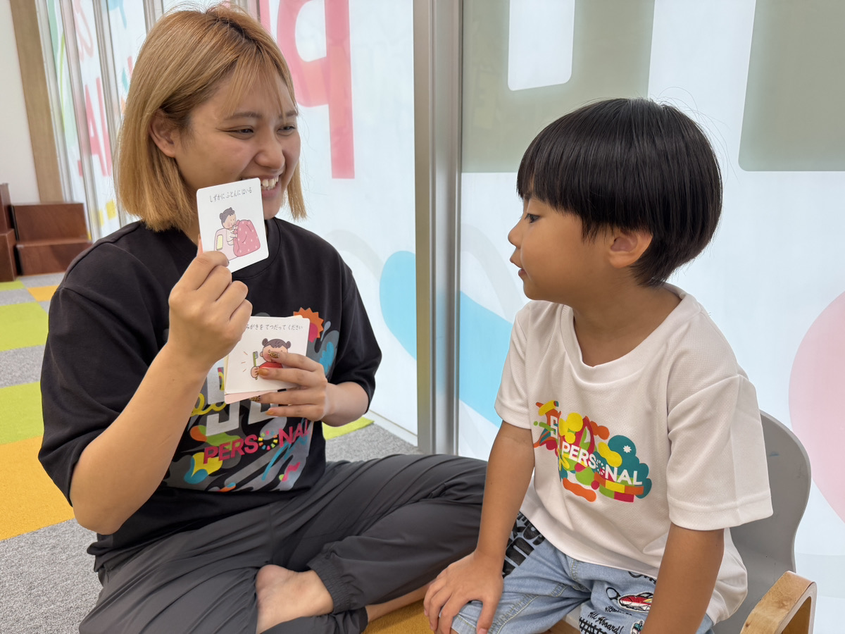 タグのないパジャマでリラックスする子供