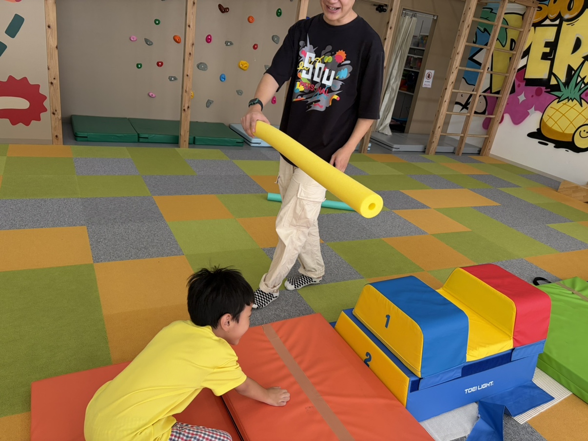 タイミングを合わせてスティックをまたぐ様子
