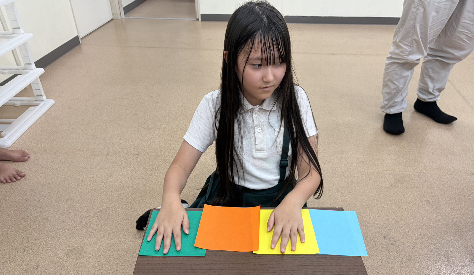 カラータッチゲームで色を探しながら体を動かす様子