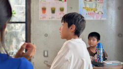 課題先で真剣に話を聞いている児童の様子