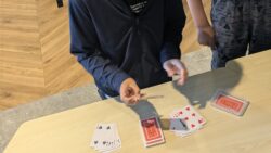 放課後等デイサービス SOU NEXT ジュニア志真志(宜野湾市志真志)のプレイルームにて、落ち着いて慎重にトランプをめくり確実に仕分けをする児童の手元